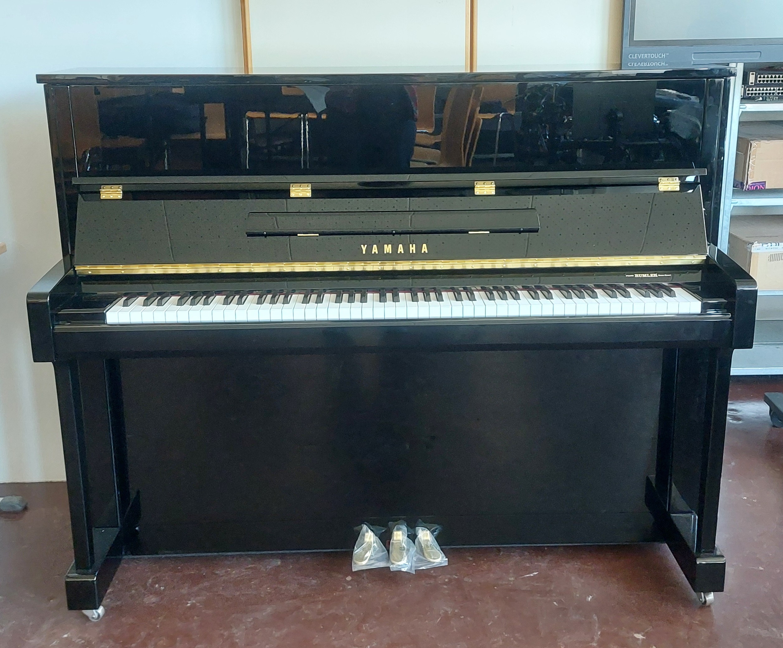Förderverein übergibt ein neues Klavier